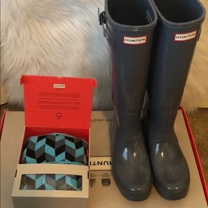 Tall gloss HUNTER boots with socks